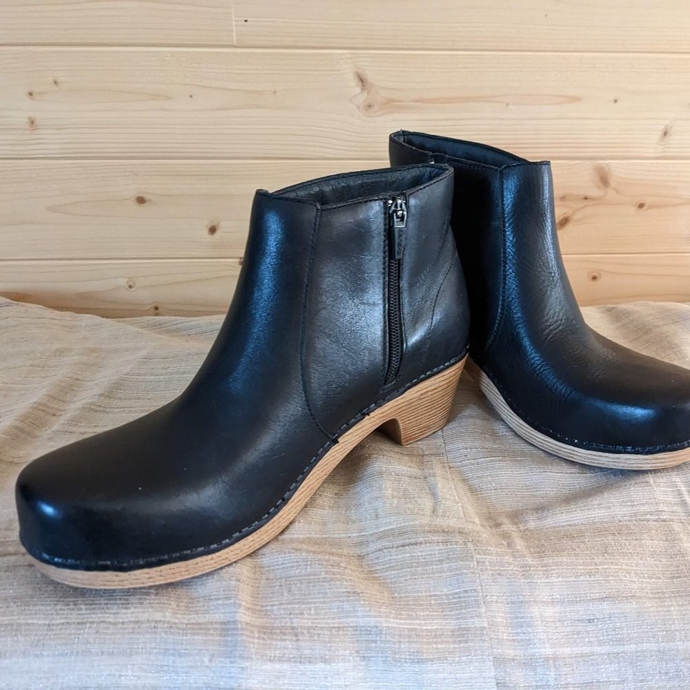 Dansko Maria Ankle Clog Bootie 41, black leather , side zipper